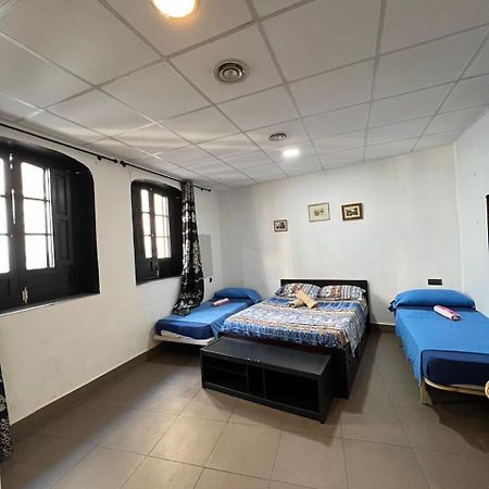Hostal Milan Alicante Exteriér fotografie A room at the hostel