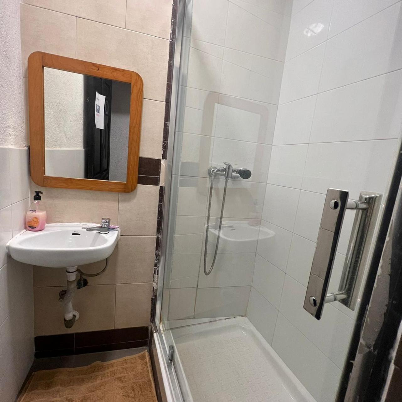 Hostal Milan Alicante Exteriér fotografie A shower cubicle