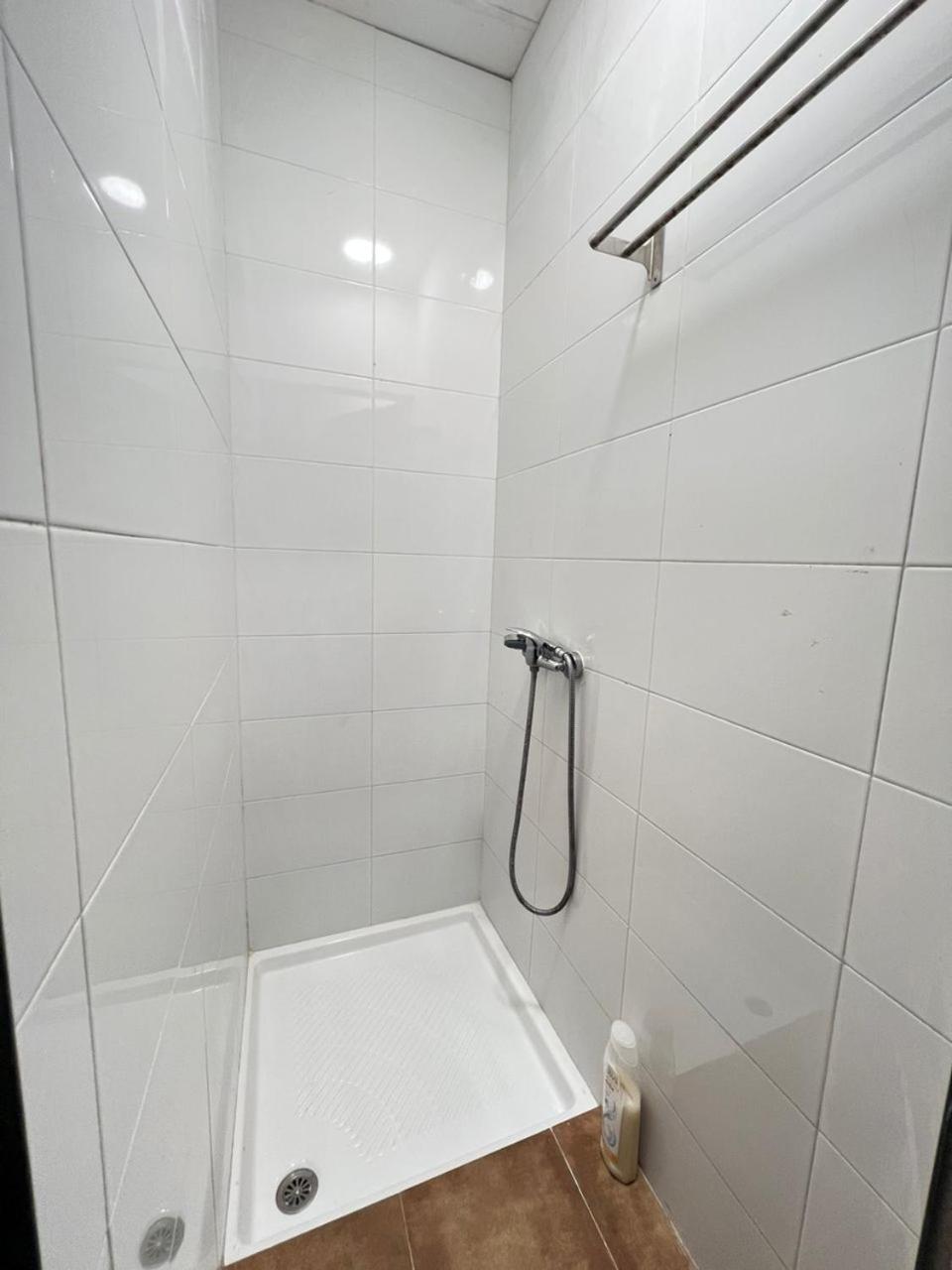 Hostal Milan Alicante Exteriér fotografie A shower