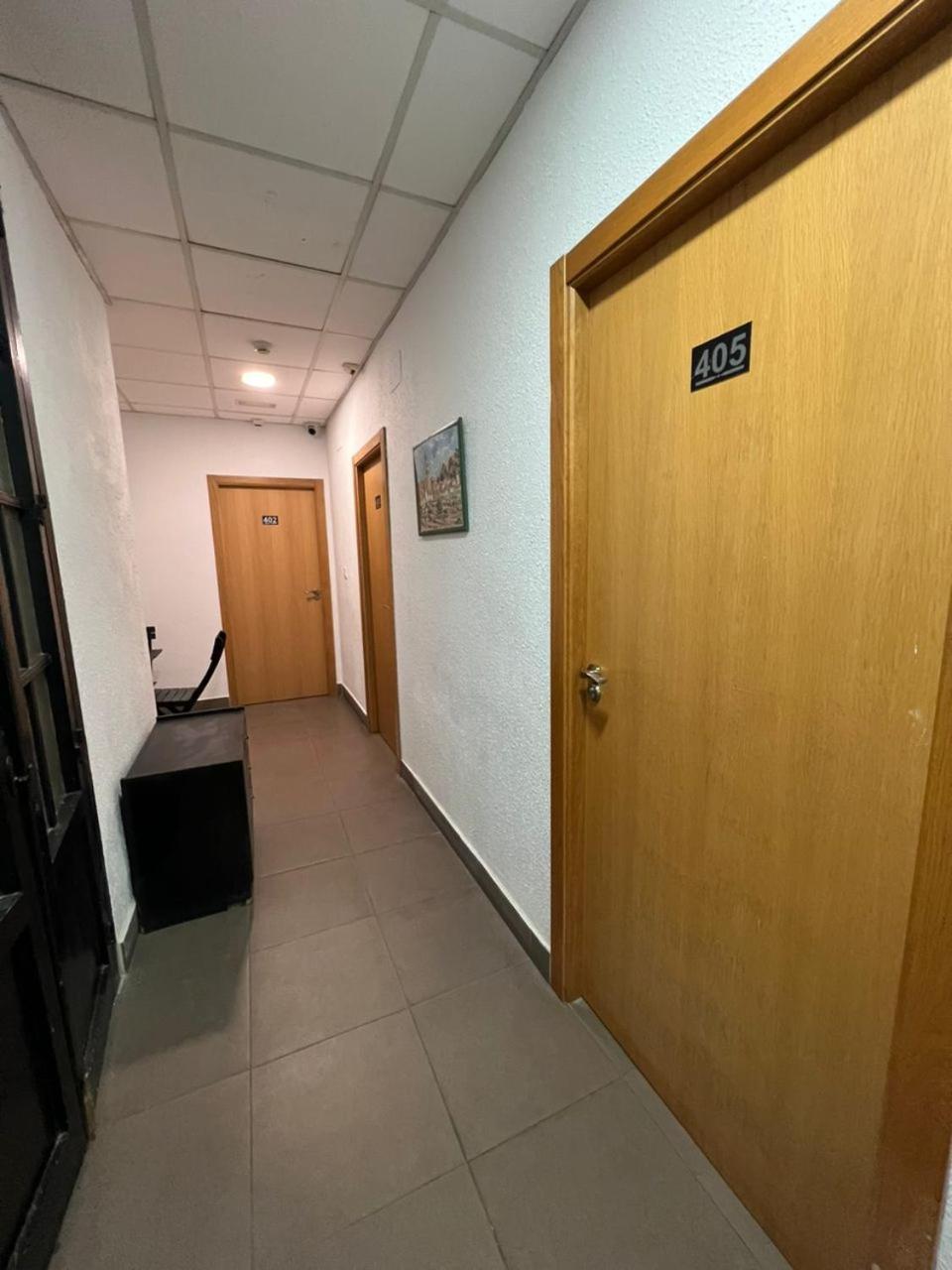 Hostal Milan Alicante Exteriér fotografie A typical corridor in the 4th floor of the main building
