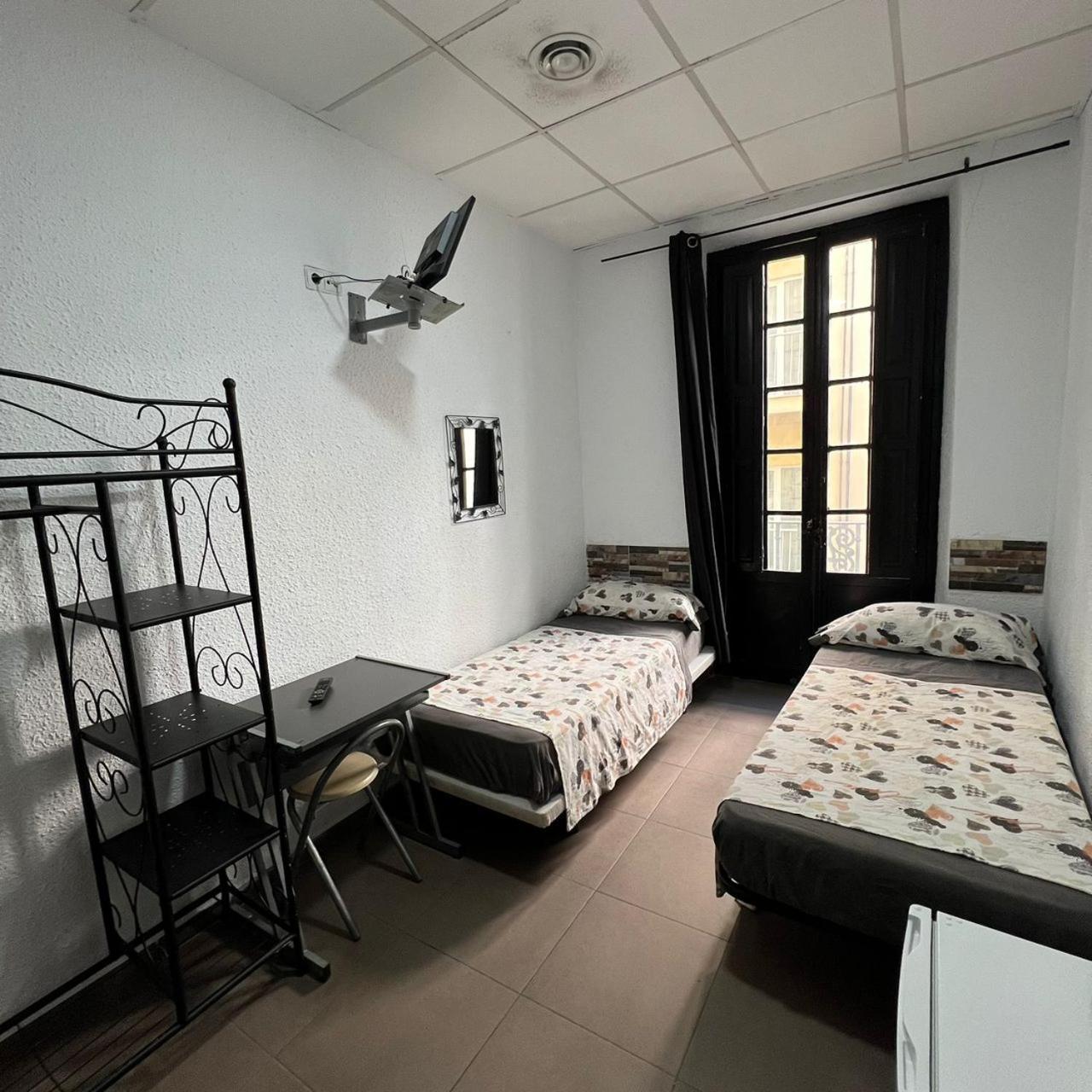 Hostal Milan Alicante Exteriér fotografie A typical hostel room in Spain