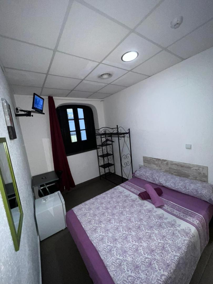 Hostal Milan Alicante Exteriér fotografie A room at the hotel