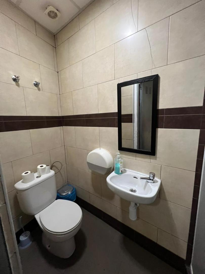 Hostal Milan Alicante Exteriér fotografie Bathroom in a hotel