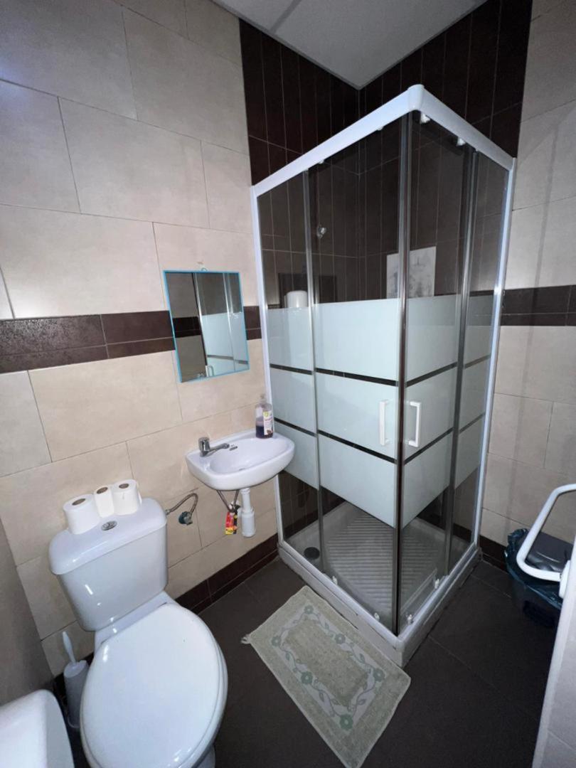 Hostal Milan Alicante Exteriér fotografie A shower cubicle