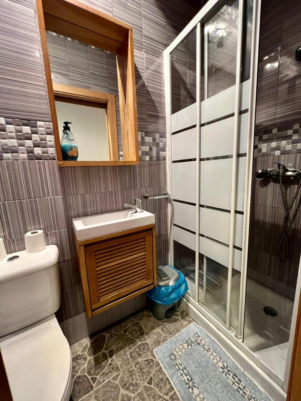 Hostal Milan Alicante Exteriér fotografie Bathroom with shower enclosure