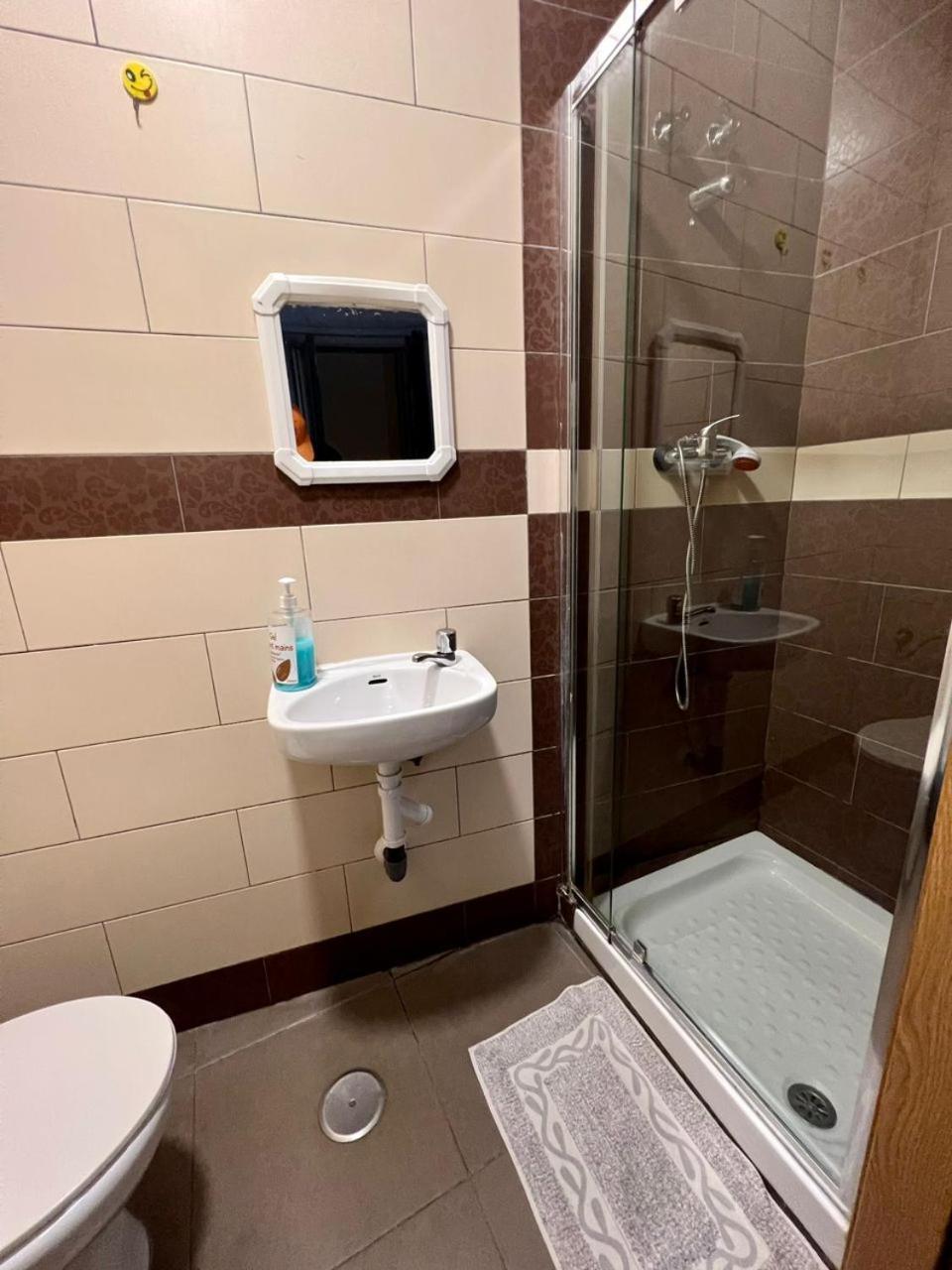 Hostal Milan Alicante Exteriér fotografie A shower cubicle