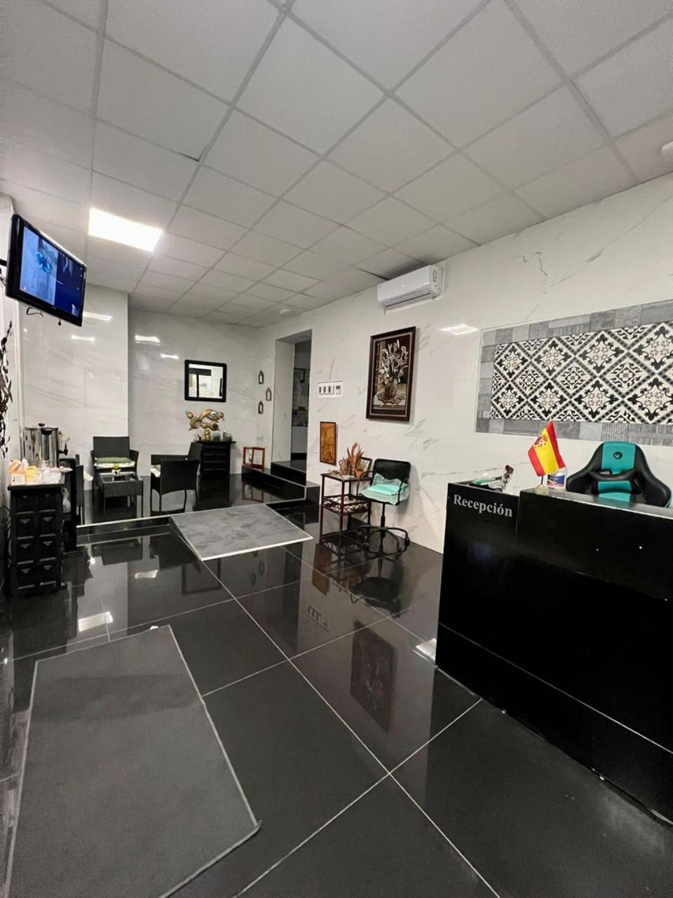 Hostal Milan Alicante Exteriér fotografie Reception area of the Embassy of Spain in Tirana