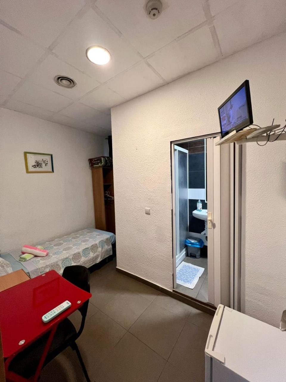 Hostal Milan Alicante Exteriér fotografie A room in a capsule hotel in Tokyo