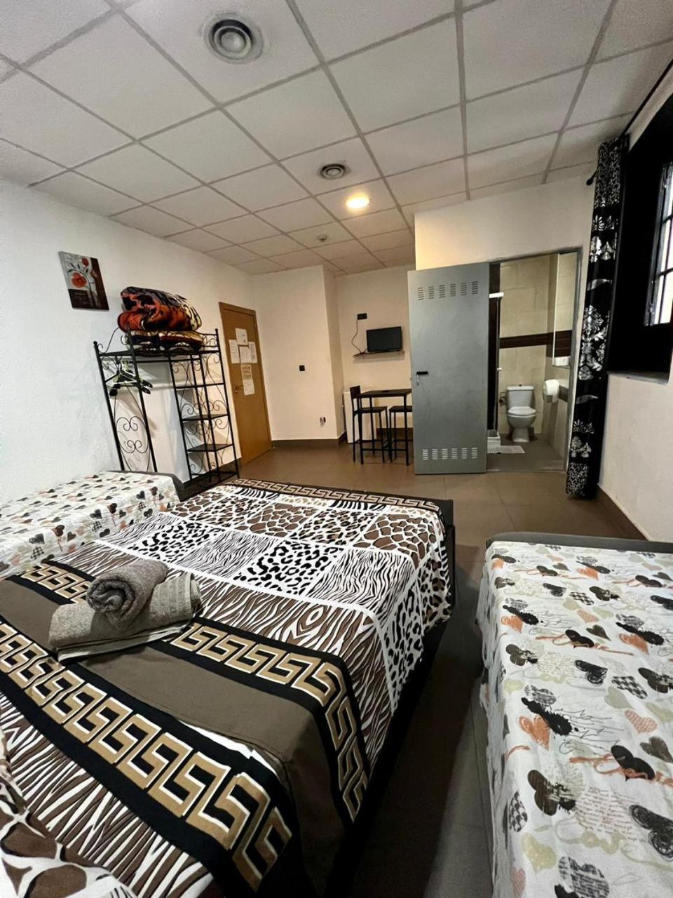 Hostal Milan Alicante Exteriér fotografie A typical bedroom in the new residence halls