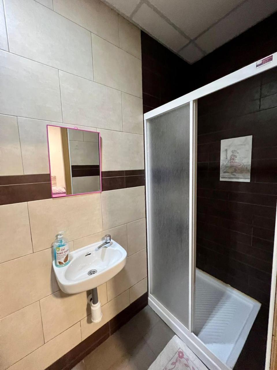 Hostal Milan Alicante Exteriér fotografie A shower cubicle
