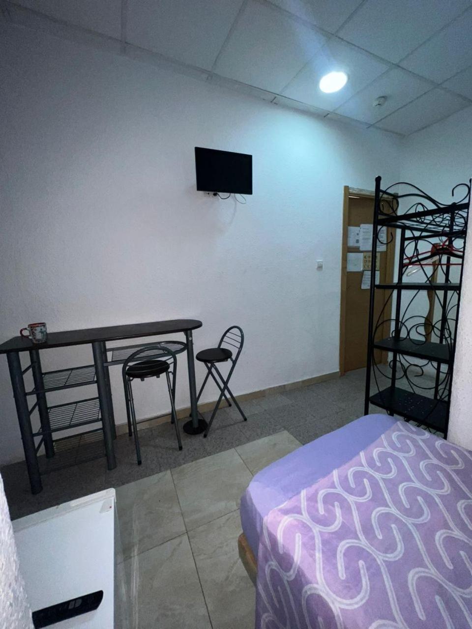 Hostal Milan Alicante Exteriér fotografie A room at the hostel
