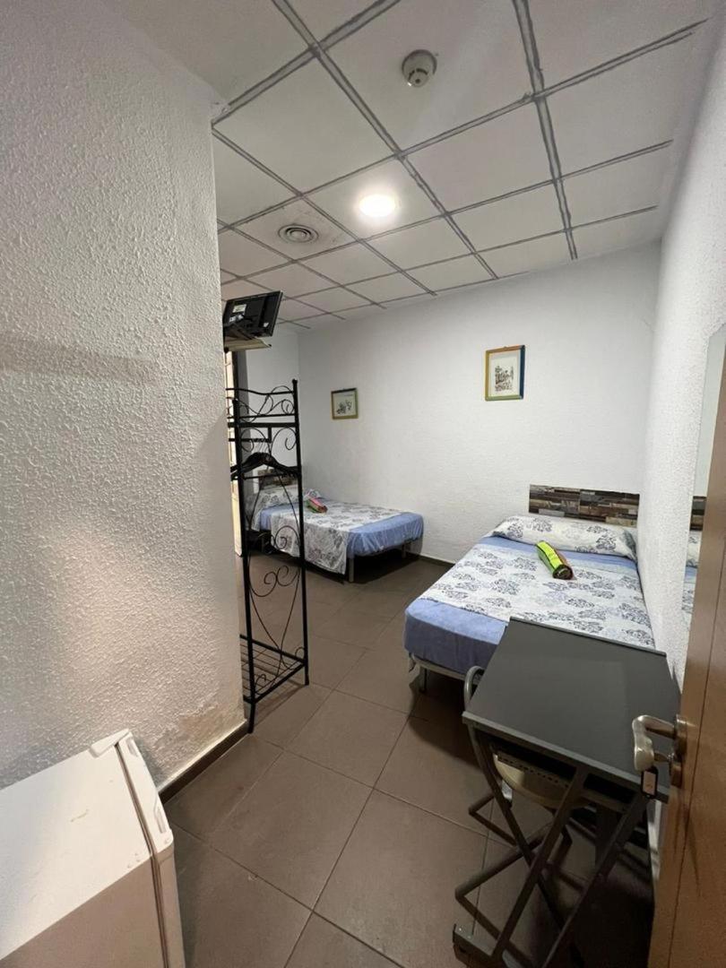 Hostal Milan Alicante Exteriér fotografie A room at a love hotel in Tokyo