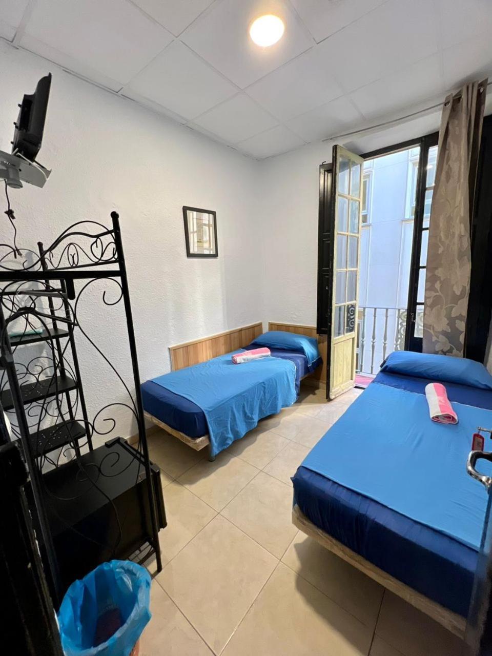 Hostal Milan Alicante Exteriér fotografie A typical room at the hostel