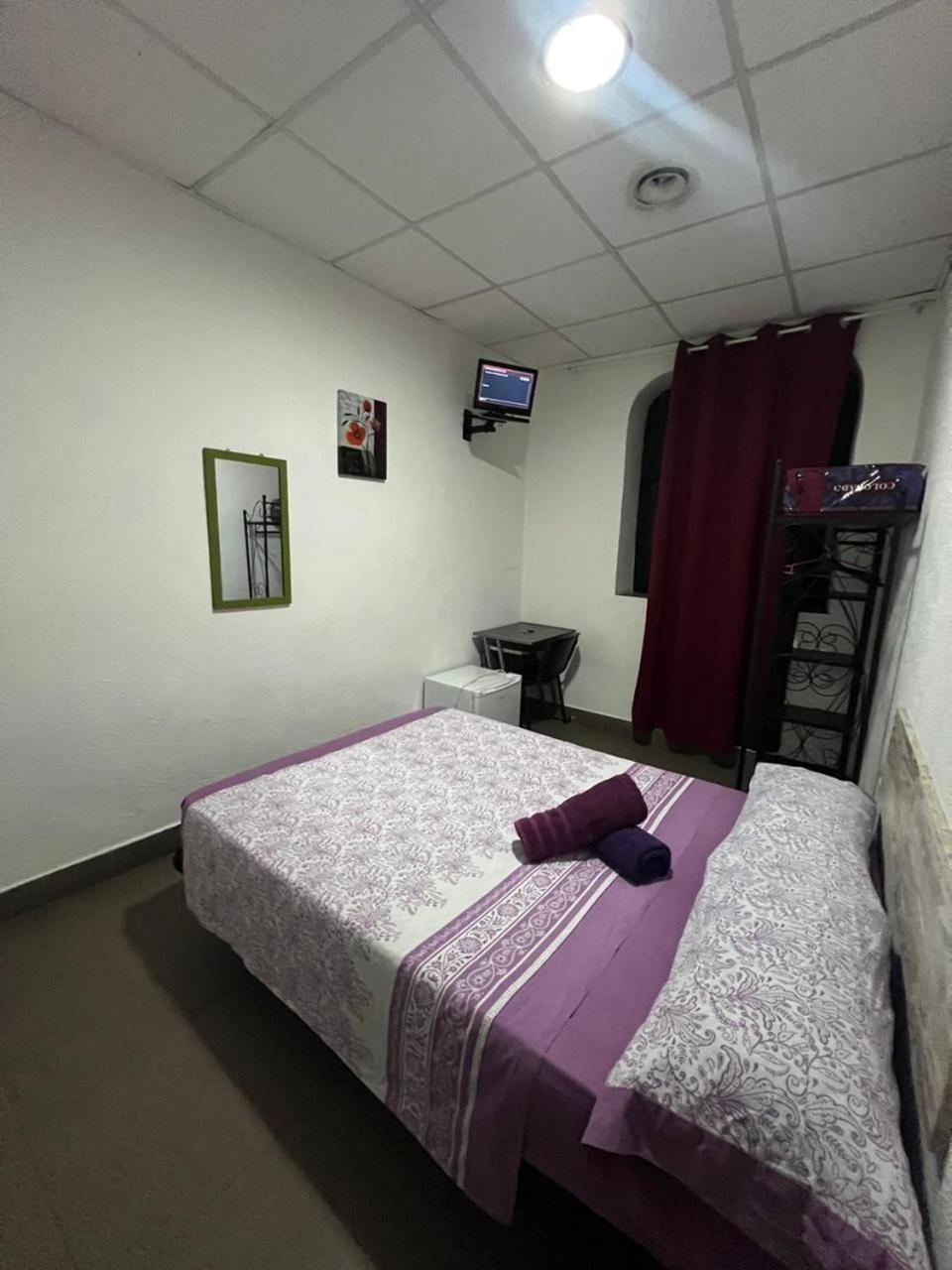 Hostal Milan Alicante Exteriér fotografie A typical room in a love hotel